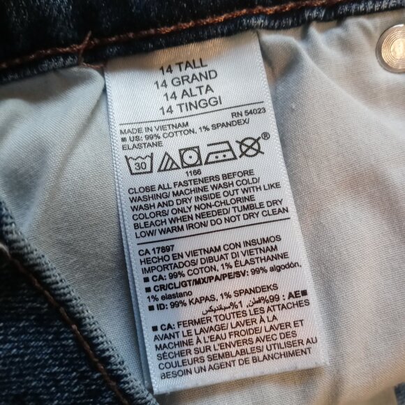 OLD NAVY mid rise boyfriend cut off jeans in Vina (14 tall) - Picture 9 of 14